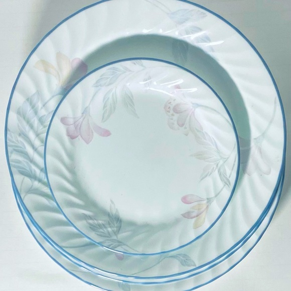 Set 4 CORELLE  10.25” PINK TRIO Dinner Plates and 1 Dessert plate - Picture 1 of 16